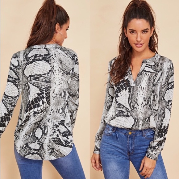 Tops - 🔥🔥LAST 1⭐️💕V-neck Snake Skin Blouse!